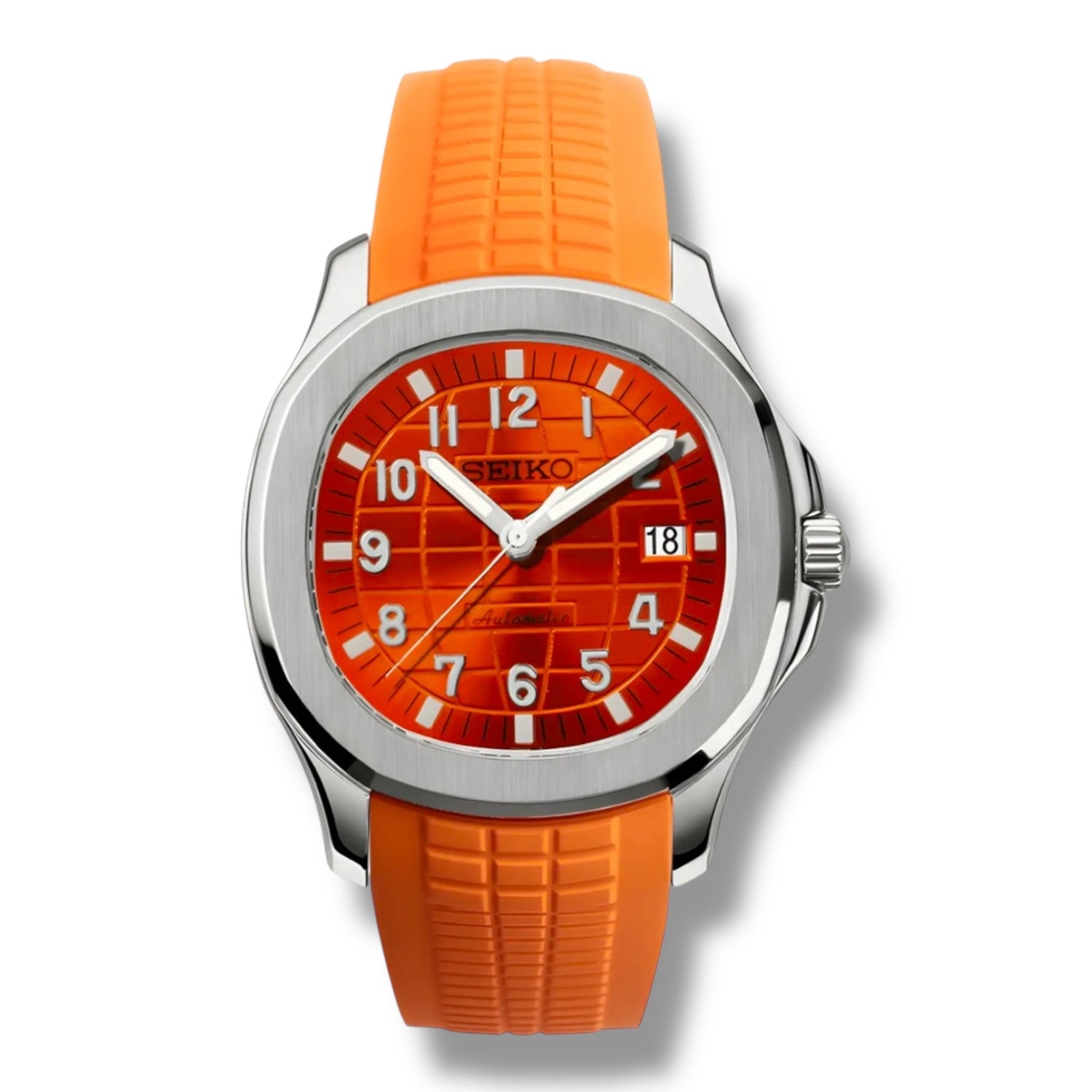 Montre Seiko automatique avec cadran orange vif à motif quadrillé et index blancs luminescents. Boîtier en acier inoxydable, fonction date à 3 heures, et bracelet en caoutchouc orange texturé. Un style audacieux et énergique pour les amateurs de montres modernes.