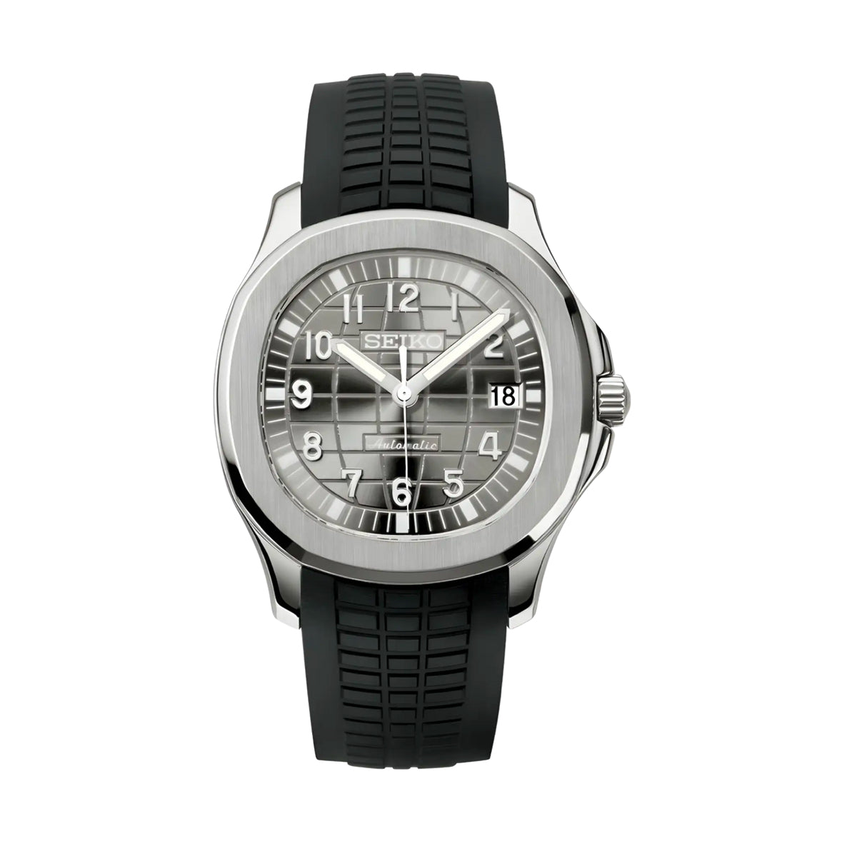 Montre Seiko automatique avec cadran argenté à motif quadrillé et index blancs luminescents. Boîtier en acier inoxydable, fonction date à 3 heures, et bracelet en caoutchouc noir texturé. Une élégance intemporelle mêlée à un design moderne.