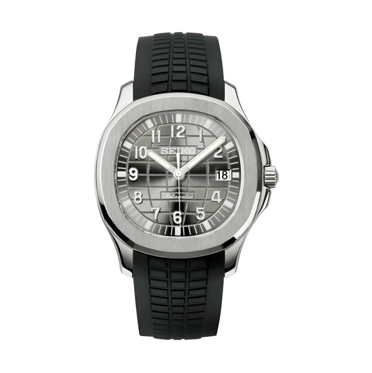 Montre Seiko automatique avec cadran argenté à motif quadrillé et index blancs luminescents. Boîtier en acier inoxydable, fonction date à 3 heures, et bracelet en caoutchouc noir texturé. Une élégance intemporelle mêlée à un design moderne.