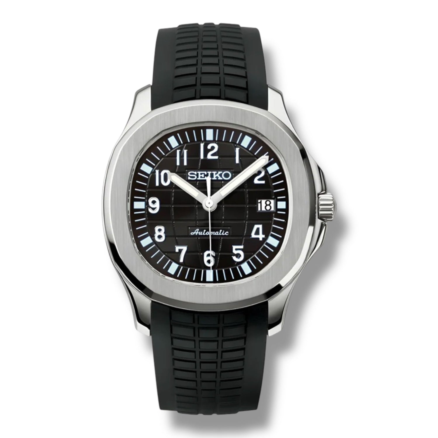 Montre Seiko automatique avec cadran noir texturé et index luminescents blancs. Boîtier en acier inoxydable poli, bracelet en caoutchouc noir sportif et fonction date à 3 heures. Design robuste et élégant pour un usage quotidien.