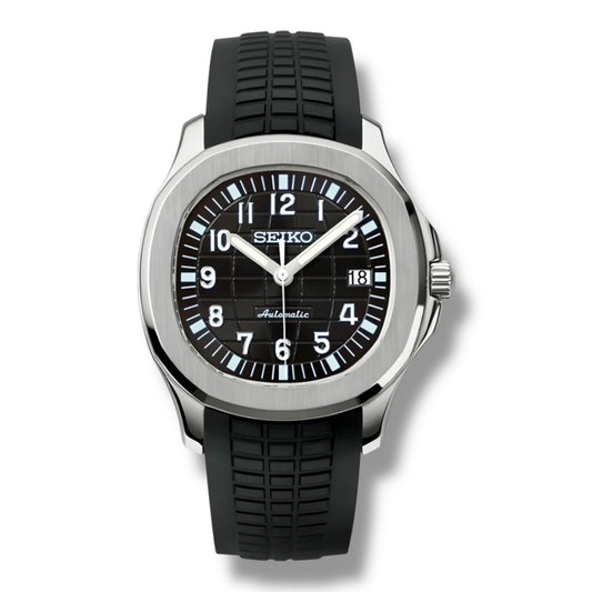 Montre Seiko automatique avec cadran noir texturé et index luminescents blancs. Boîtier en acier inoxydable poli, bracelet en caoutchouc noir sportif et fonction date à 3 heures. Design robuste et élégant pour un usage quotidien.