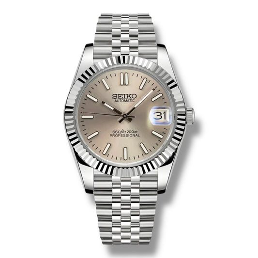 Montre Seiko Champagne en acier inoxydable – Cadran beige doré avec finition soleil, index luminescents et mouvement automatique haute précision lunette cannelée et bracelet Jubilee en acier pour une élégance raffinée