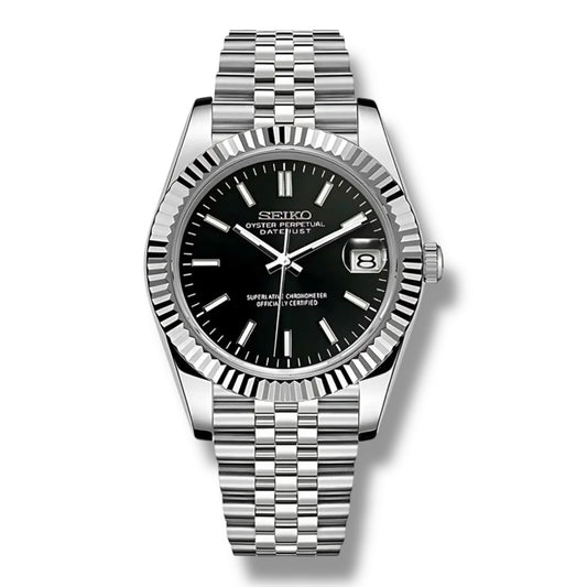 Montre Seiko Classic Black en acier inoxydable – Cadran noir épuré avec index luminescents, lunette cannelée et mouvement automatique de haute précision bracelet Jubilee en acier pour une allure élégante et intemporelle