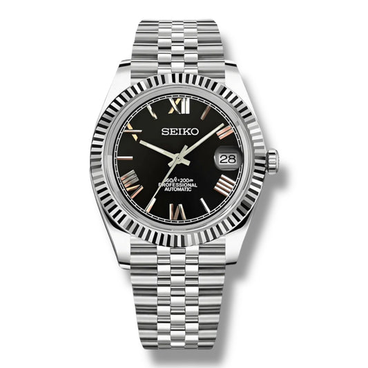 Montre Seiko Roman Black avec cadran noir élégant, index et chiffres romains dorés, lunette cannelée argentée et affichage de la date à 3 heures. Le bracelet Jubilee en acier inoxydable complète ce design raffiné