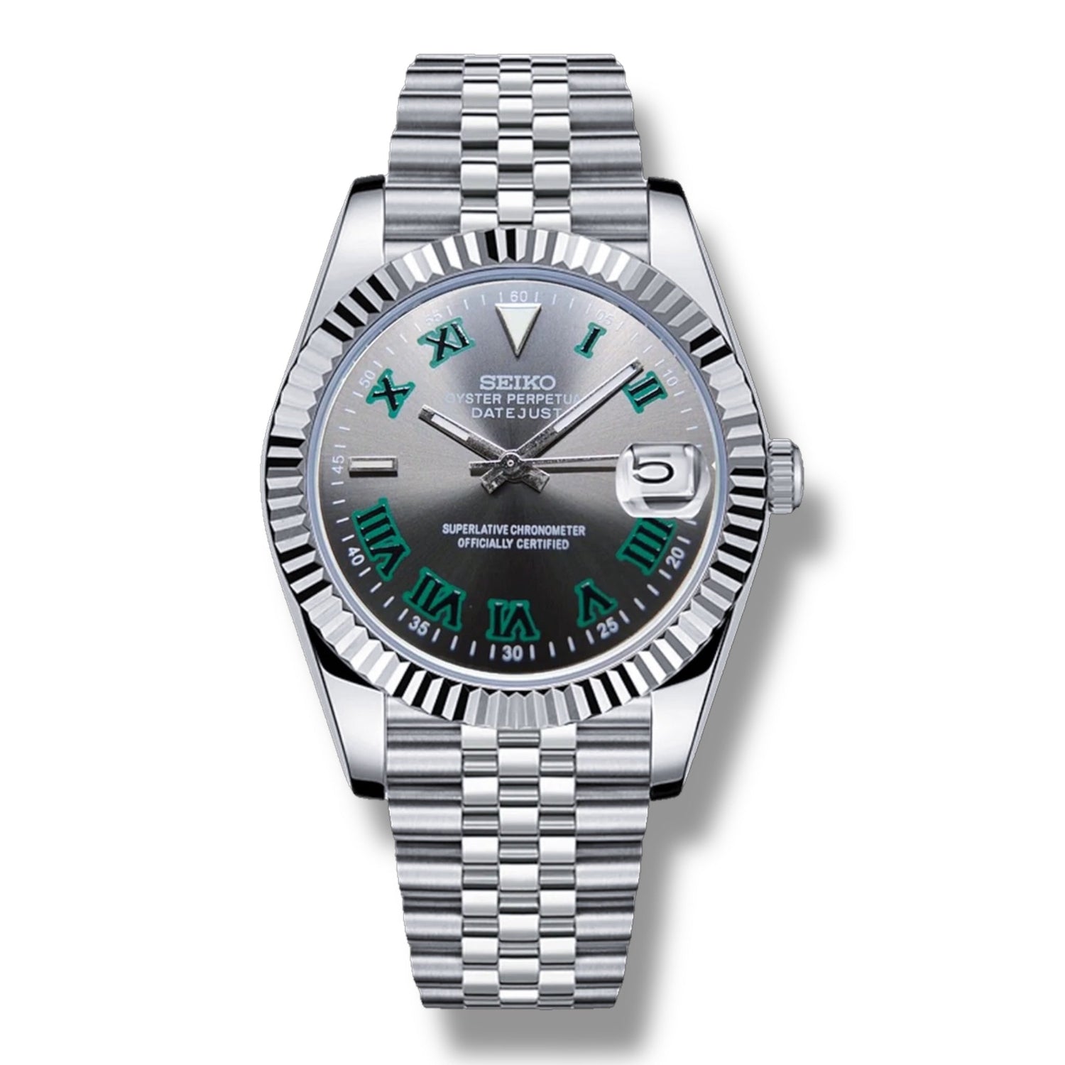 Montre Seiko Oyster Perpetual Datejust avec cadran gris métallisé et chiffres romains verts distinctifs. Lunette texturée en acier inoxydable et bracelet à maillons Jubilee, guichet de date avec loupe à 3 heures.