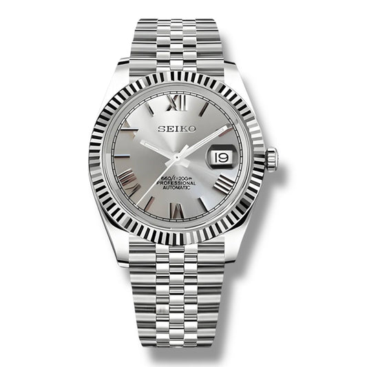 Montre Seiko Roman Silver en acier inoxydable – Cadran argenté brossé avec chiffres romains polis, lunette cannelée et mouvement automatique haute précision bracelet Jubilee en acier pour une élégance intemporelle