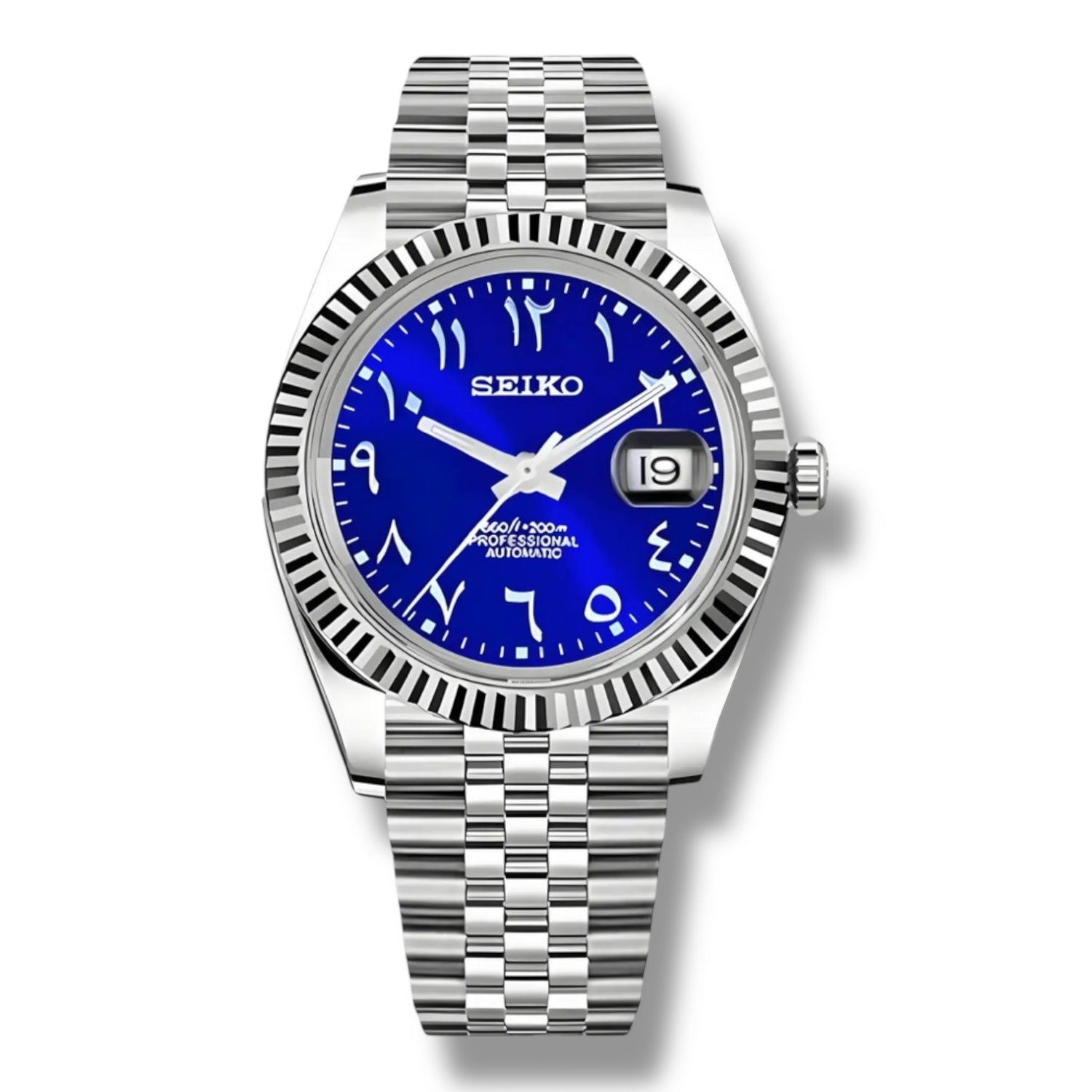 Montre Seiko professionnelle automatique avec cadran bleu vif et chiffres arabes élégants. Lunette cannelée en acier inoxydable et bracelet Jubilee argenté. Guichet de date avec loupe intégrée à 3 heures