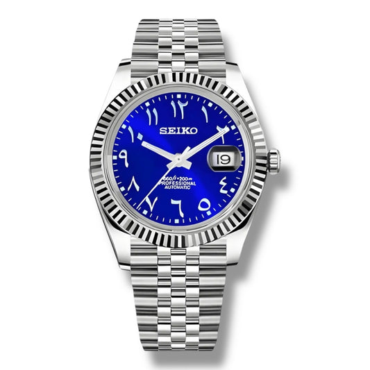 Montre Seiko professionnelle automatique avec cadran bleu vif et chiffres arabes élégants. Lunette cannelée en acier inoxydable et bracelet Jubilee argenté. Guichet de date avec loupe intégrée à 3 heures