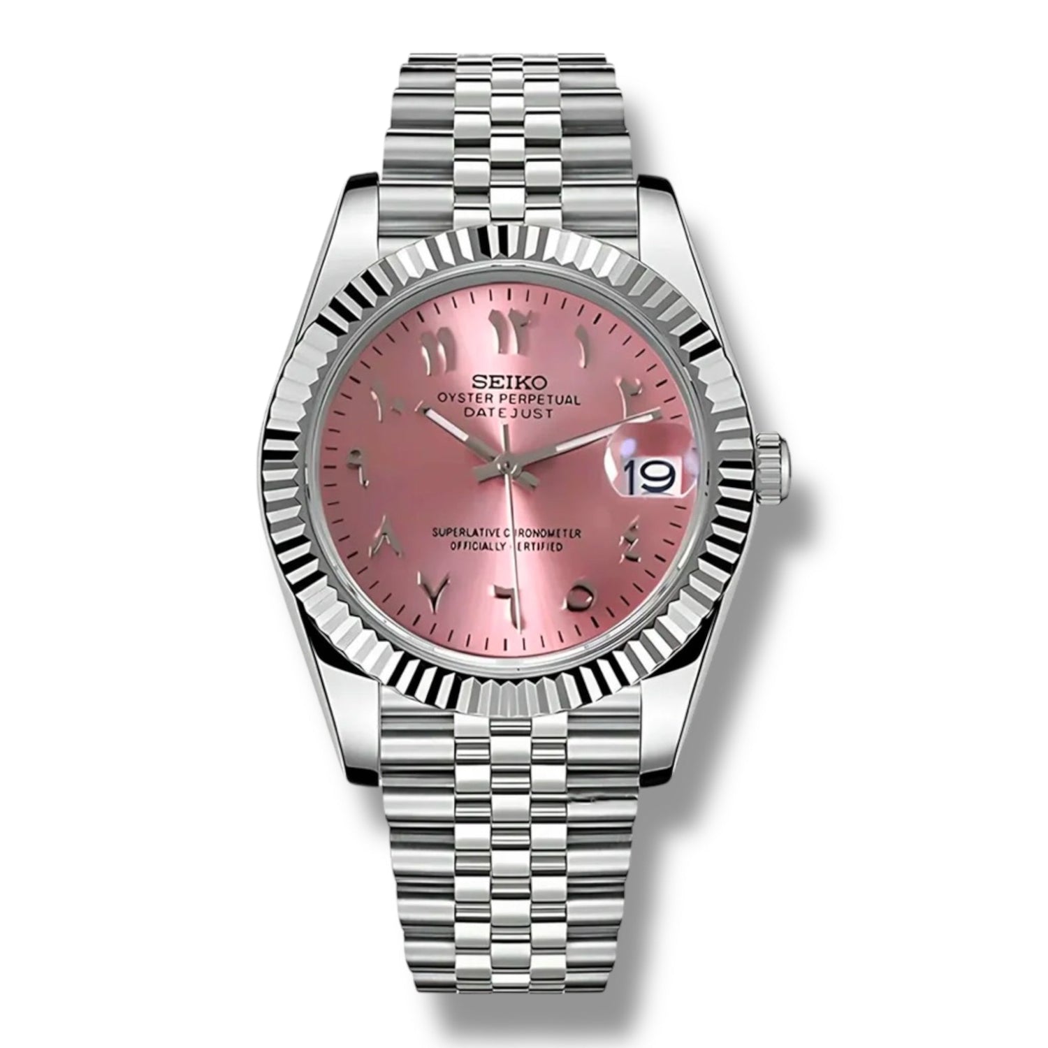 Montre Seiko automatique avec cadran rose pastel orné de chiffres arabes raffinés. Lunette en acier cannelé et bracelet Jubilee argenté élégant. Guichet de date avec loupe à 3 heures.
