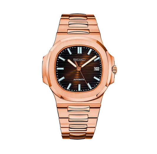 Montre Seiko Nautilus Rose Gold en acier doré rose – Cadran noir texturé, index luminescents et mouvement automatique haute précision. Luxe et raffinement au poignet