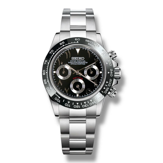 Montre chronographe automatique Skona Arabic avec cadran noir et sous-cadrans contrastés. Boîtier et bracelet en acier inoxydable, lunette tachymétrique noire gravée. Design sportif et élégant.