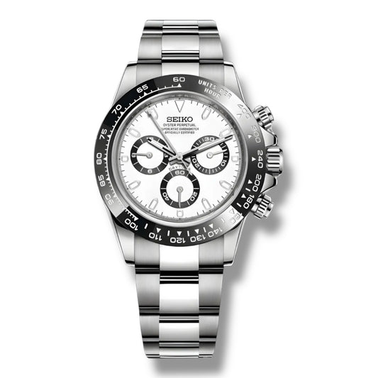 Montre Skona Panda avec boîtier en acier inoxydable, cadran blanc éclatant et trois sous-cadrans chronographe noirs contrastants. Lunette tachymétrique noire et bracelet en acier poli pour un style élégant et intemporel.